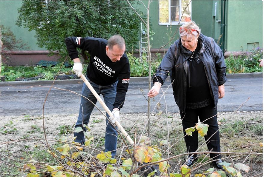 Денис Соболев присоединился к высадке деревьев  
