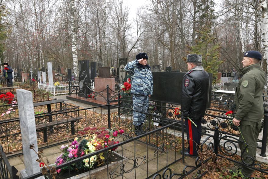 В Пензе полицейские почтили память коллег