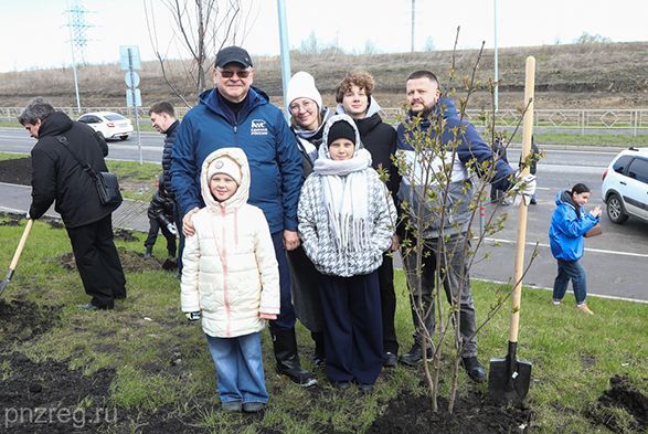 Олег Мельниченко посадил деревья 