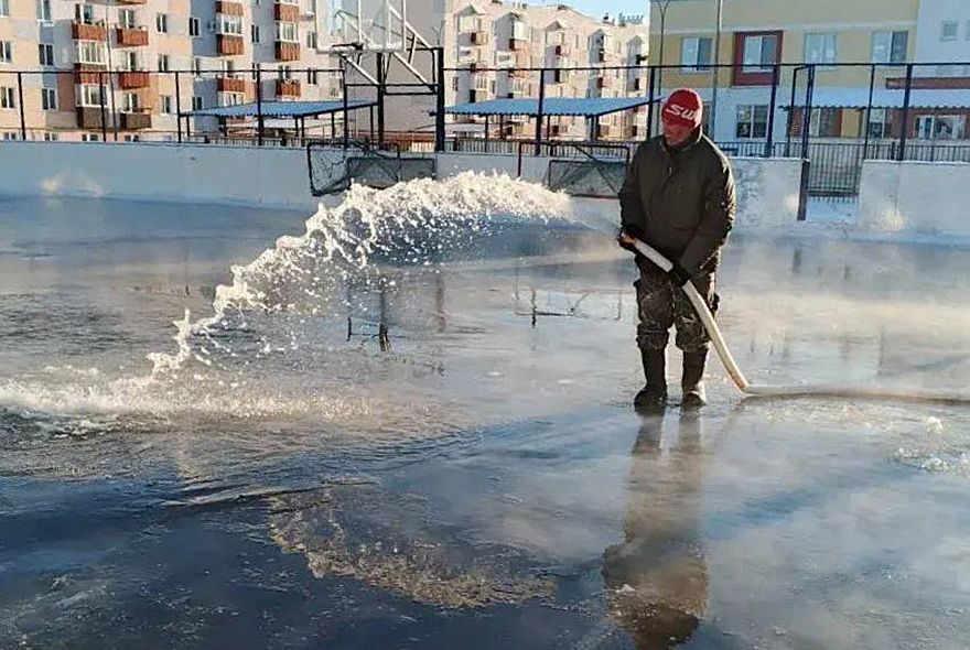 В Пензе заливают катки