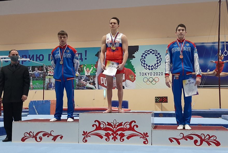 Гимнасты берут медали