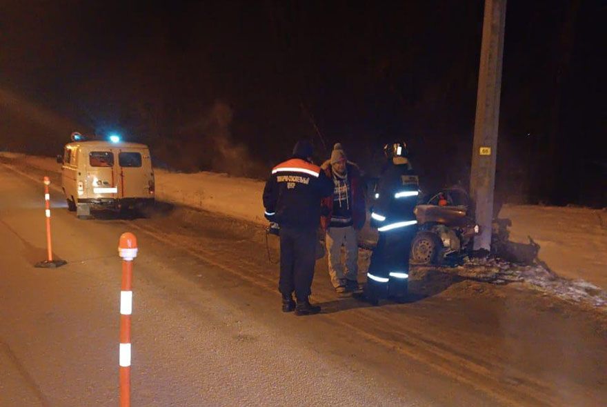 Под Пензой Приора врезалась в столб