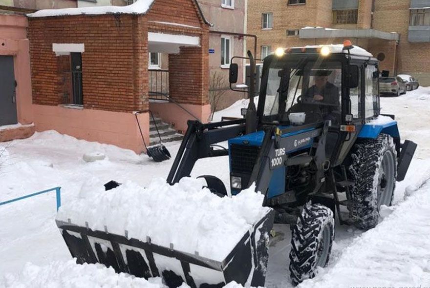 Куда звонить, если двор завалило снегом