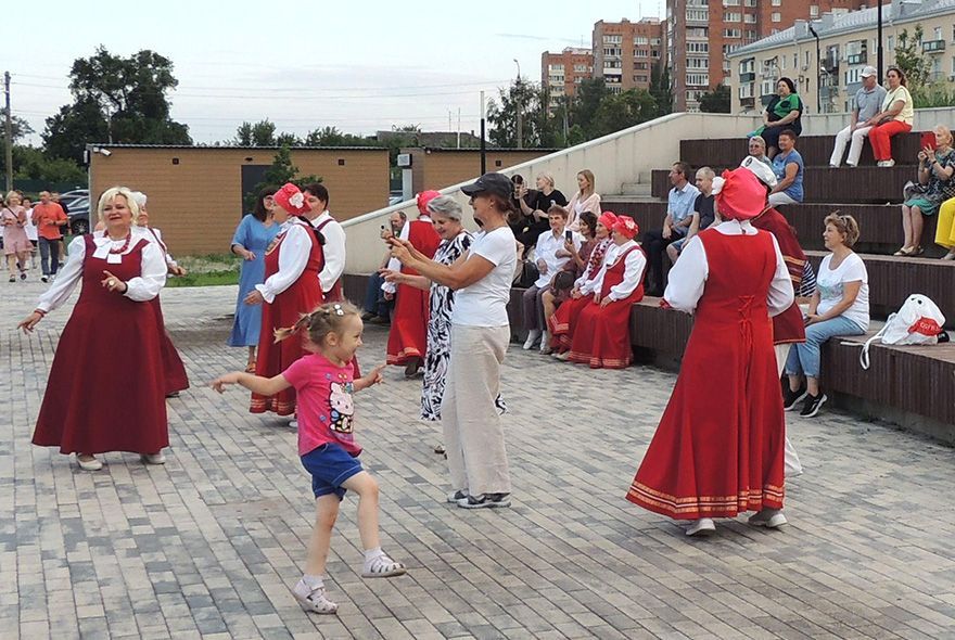 Если песни мало, станем танцевать 