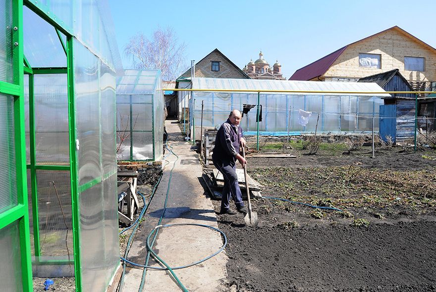 Как прогреть землю в теплице без пленки и кипятка
