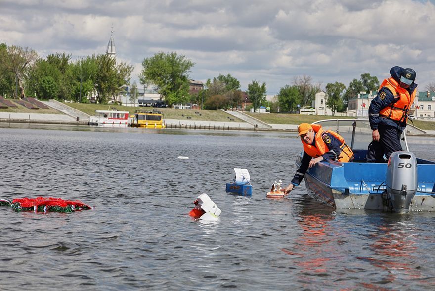 В Суру спустили "Кораблики Победы"