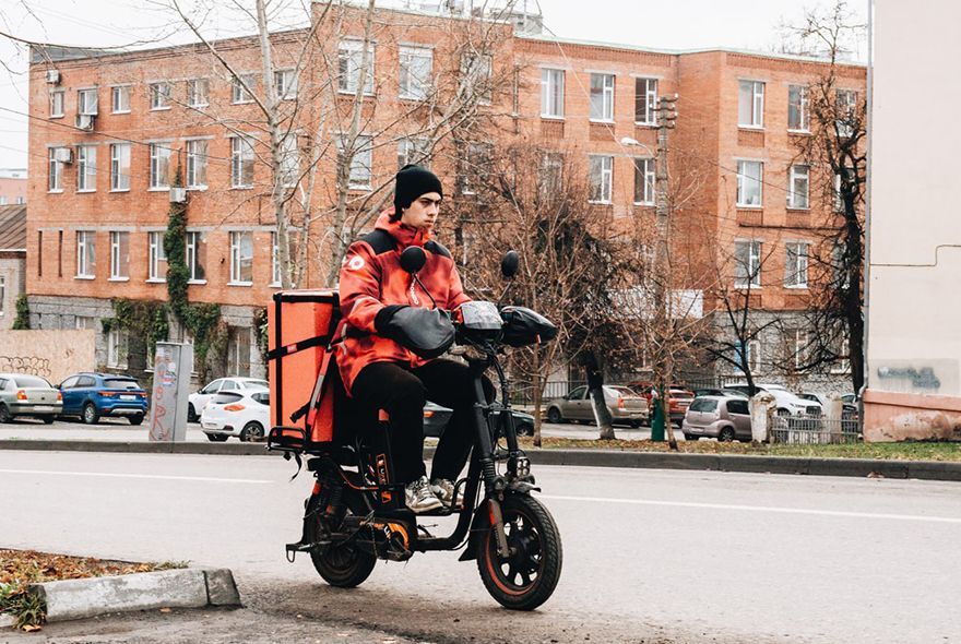 Пошел в курьеры, забудь про карьеру?