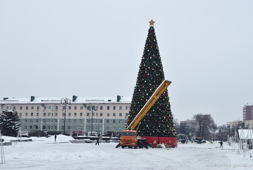 В Пензе разбирают новогоднюю елку  