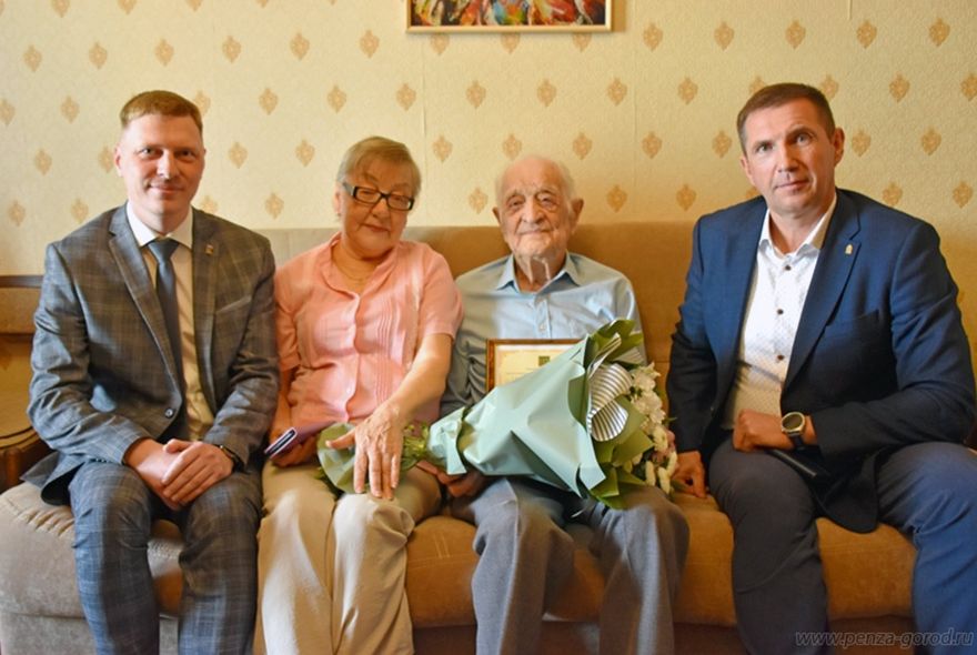 Олег Денисов поздравил жителя Пензы со 105-летием