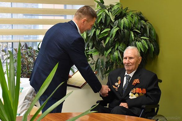 Олег Денисов поздравил пензенского долгожителя 