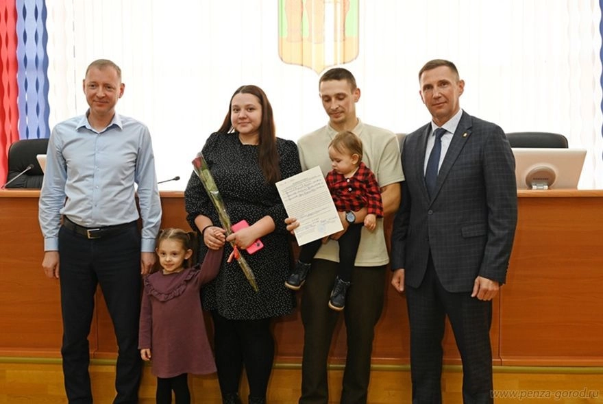 Олег Денисов вручил жилищные сертификаты 