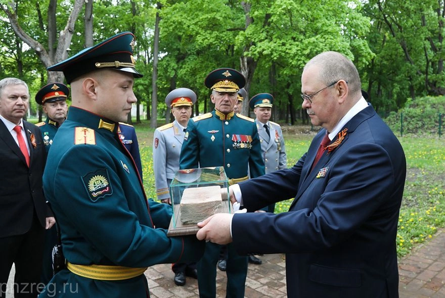 Олег Мельниченко передал в ПАИИ камень из Брестской крепости
