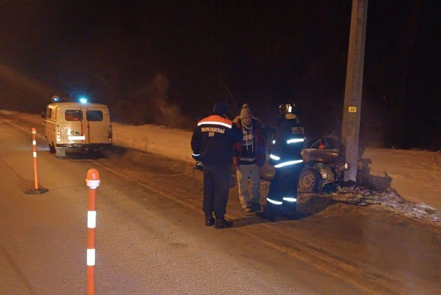 Под Пензой Приора врезалась в столб