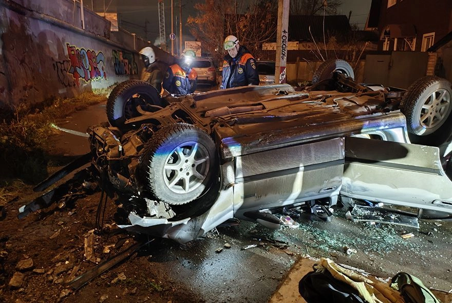 В Пензе машина упала с моста