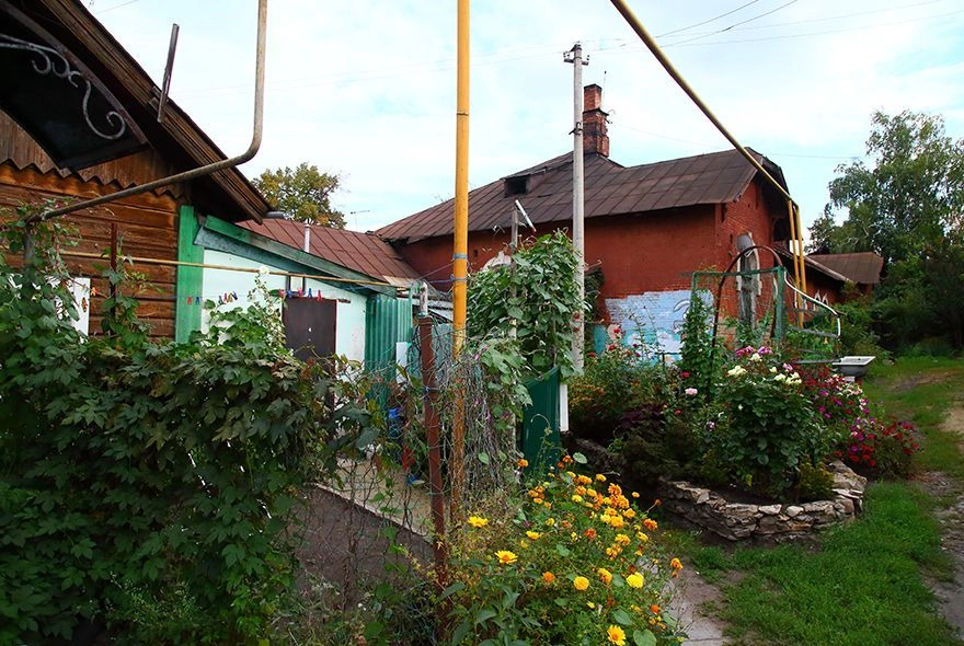 Чтоб грустно окна не смотрели!